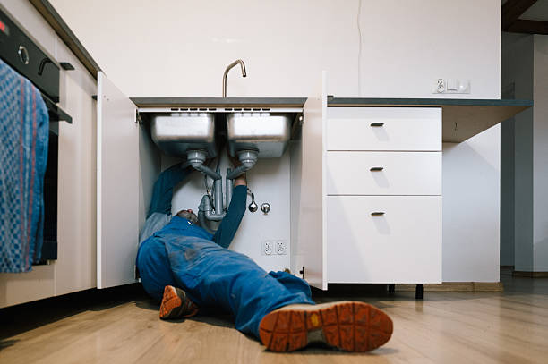 Professional Emergency Plumber technician working in San Juan, TX